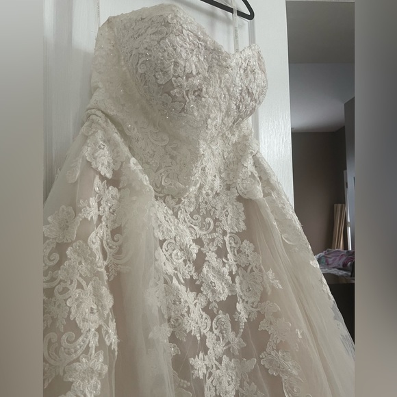 Wedding dress and veil - Picture 3 of 8